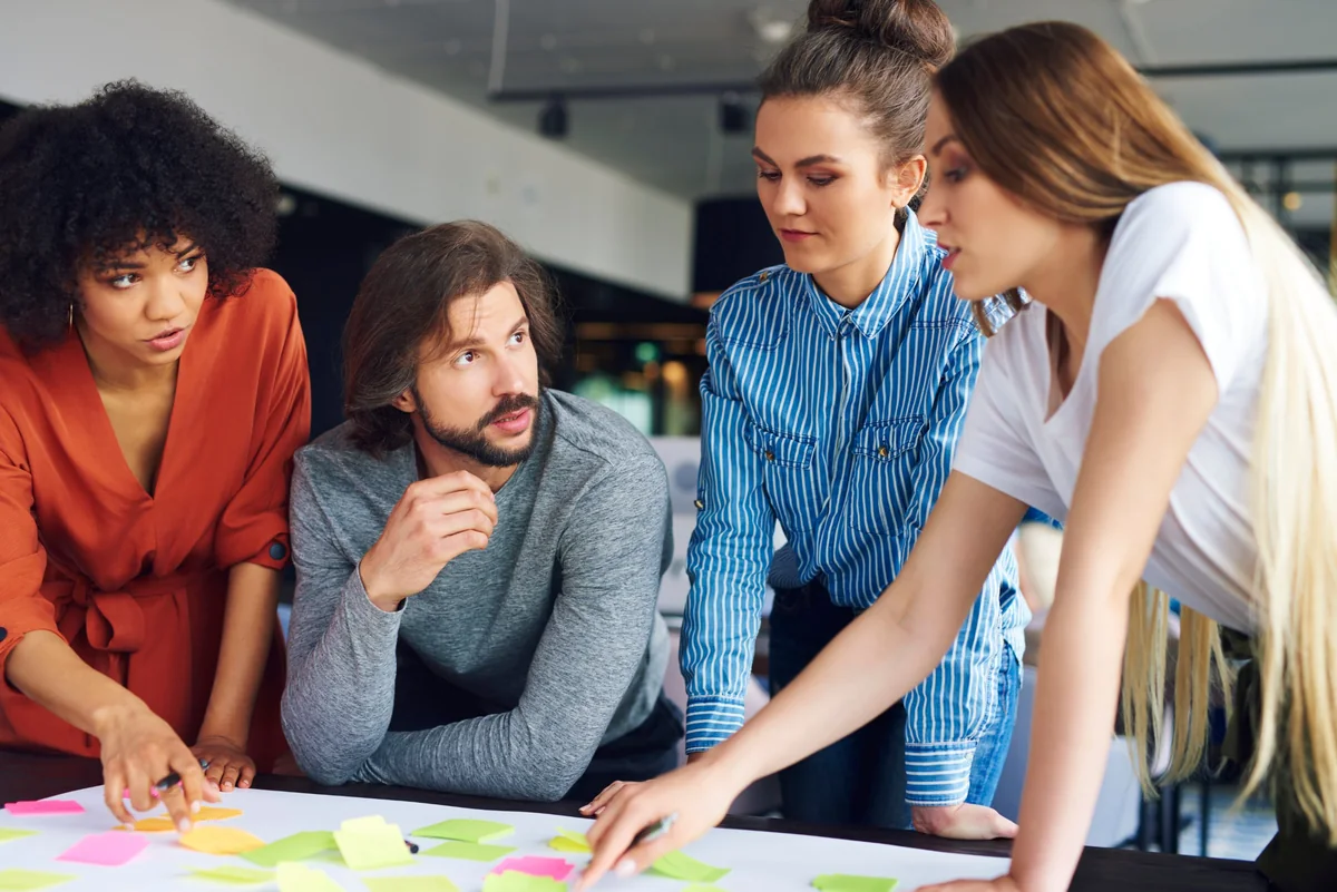 Séance de travail autour d'un plan d'actions avec des notes de couleur